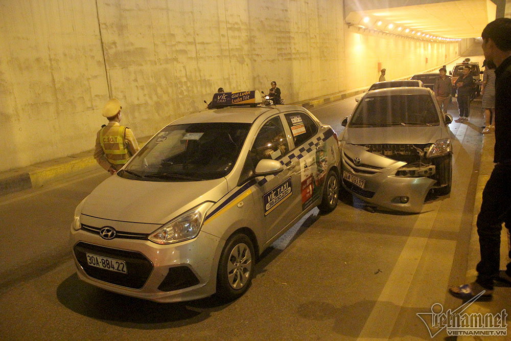 Hà Nội: 4 xế hộp đâm nhau liên hoàn trong hầm Thanh Xuân